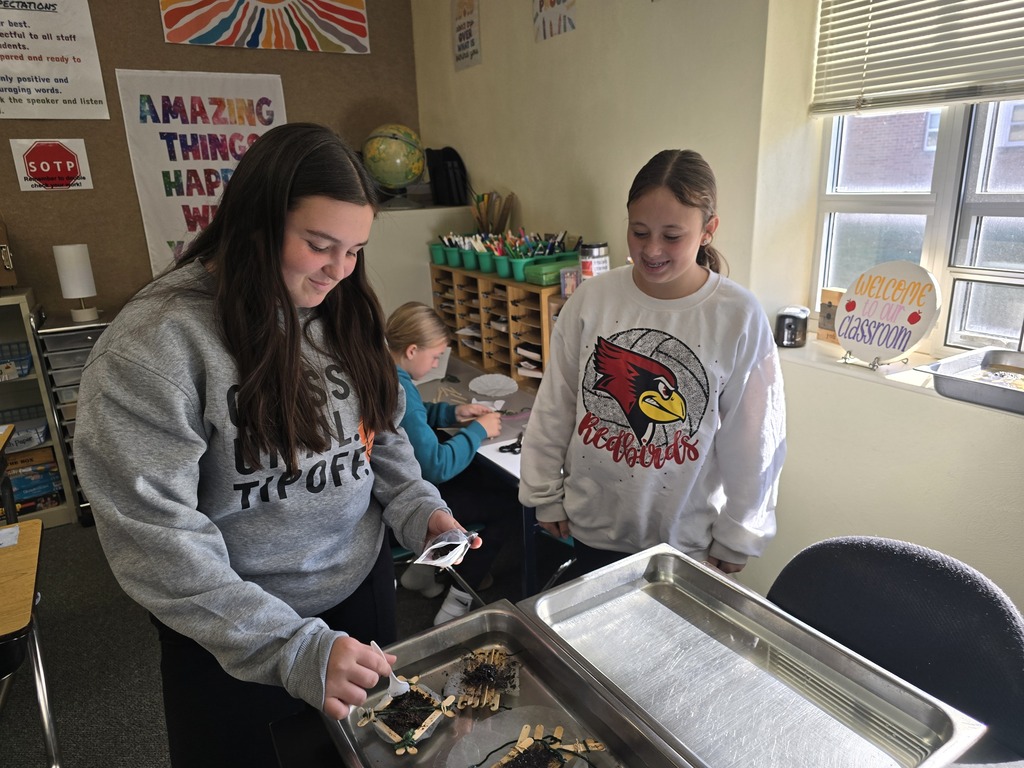 Students adding dirt to chinampas