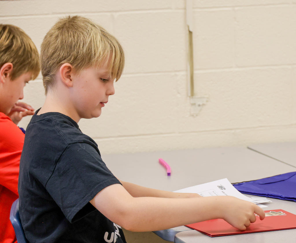 6th grade students decorates his folder.