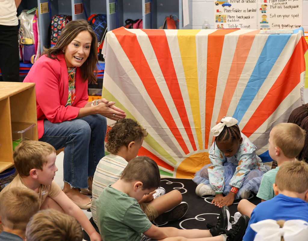 Lt. Governor Jacqueline Coleman speaks to preschool class.