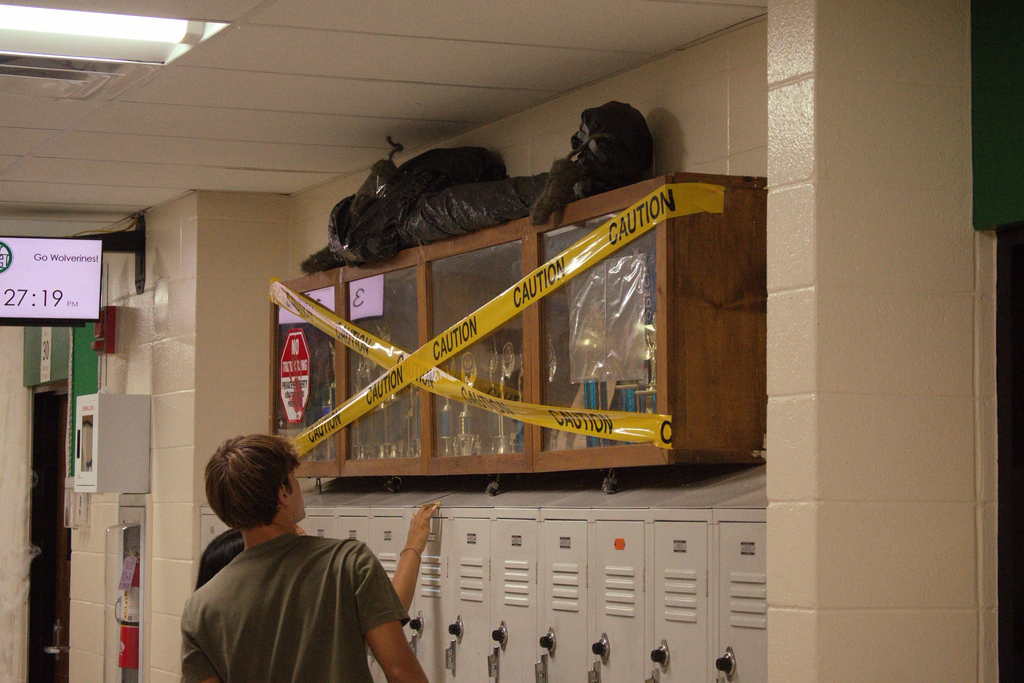 WHHS students helps decorate the hallway for homecoming week.