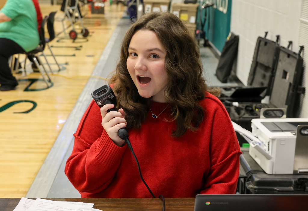 HOSA club member works at the check-in table.