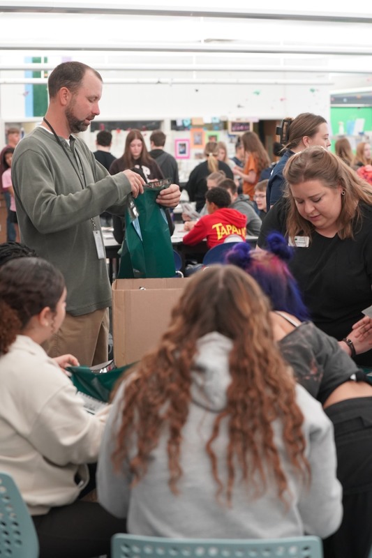 FFA Flyers assist with harvest crates