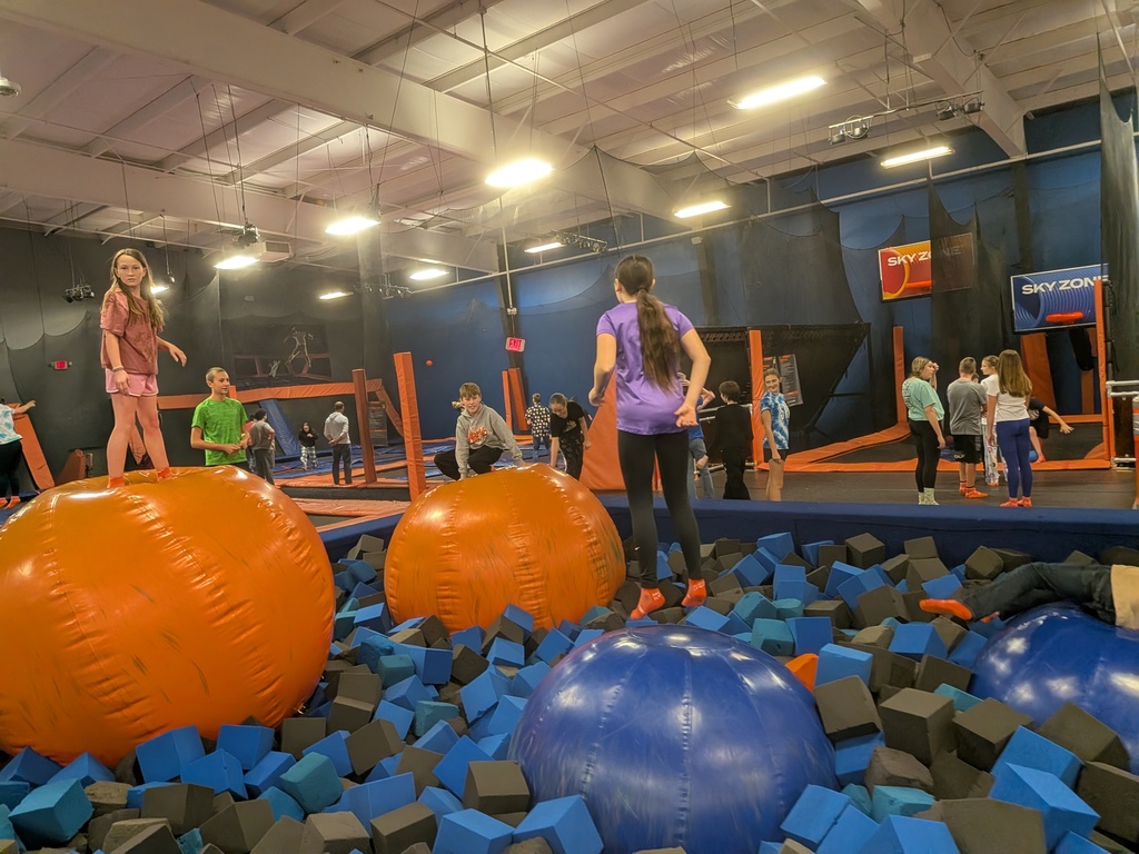 students playing at Skyzone