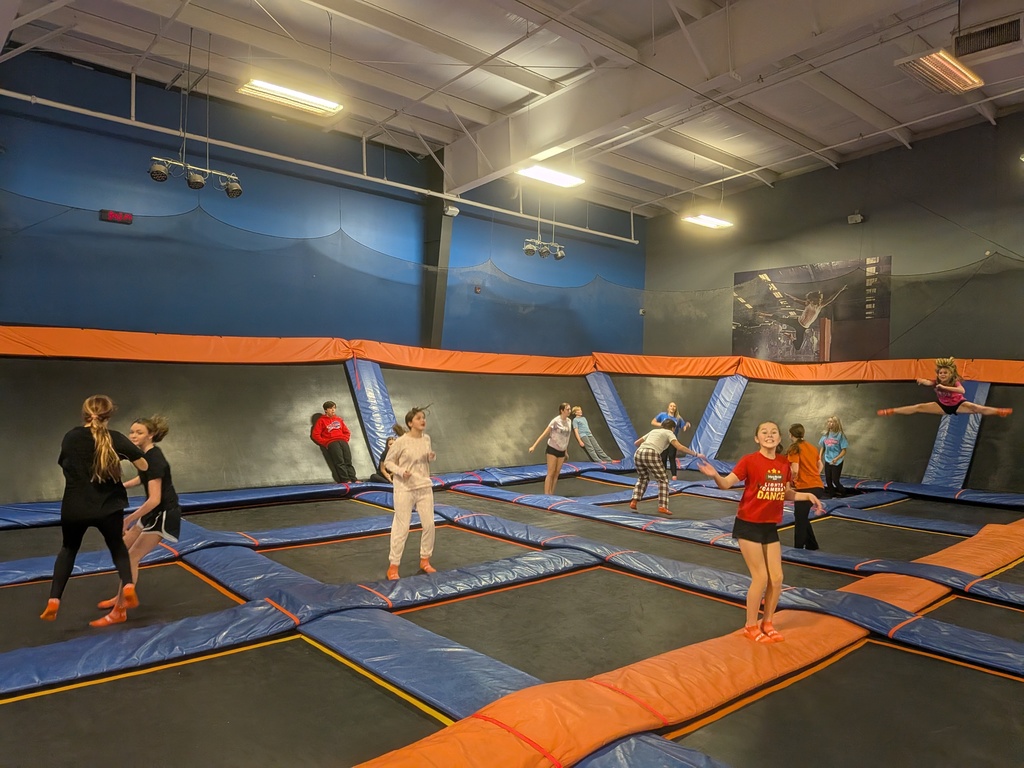 students playing at Skyzone