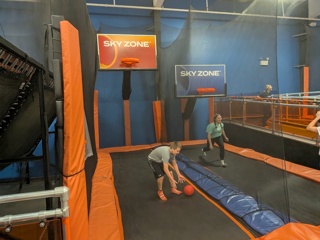 students playing at Skyzone