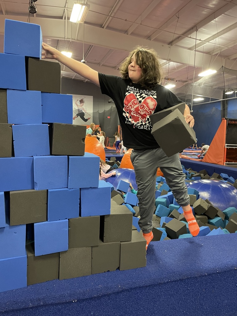 students playing at Skyzone