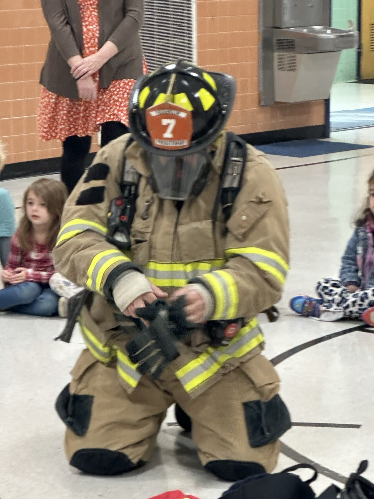 Firefighters present fire safety lessons !