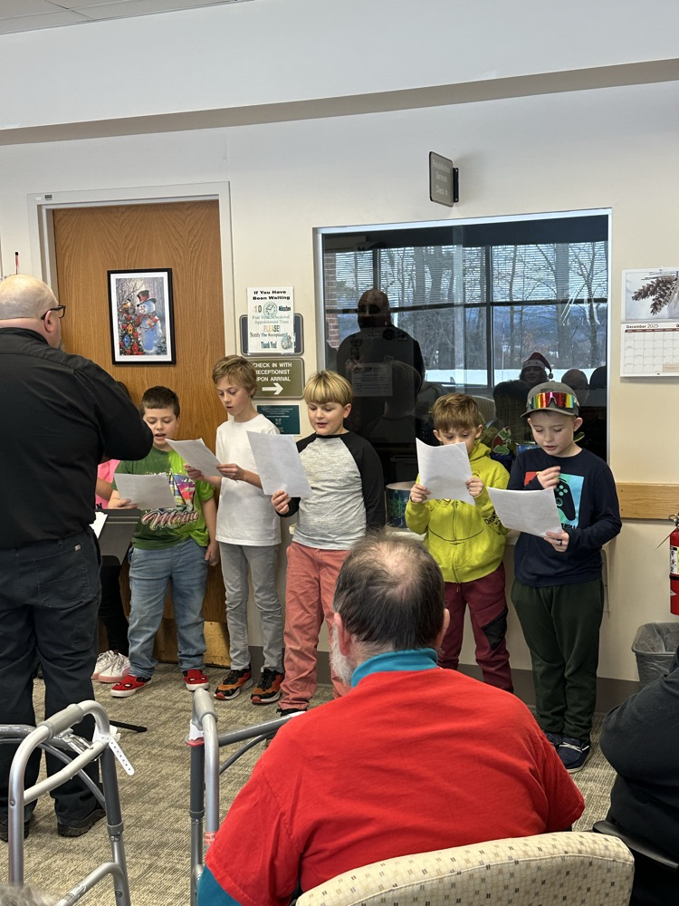 Grade 3 sings Christmas carols .