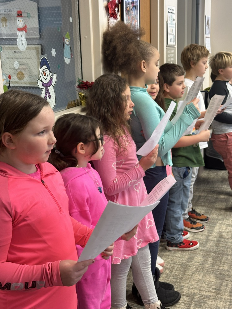 Grade 3 sings Christmas carols .