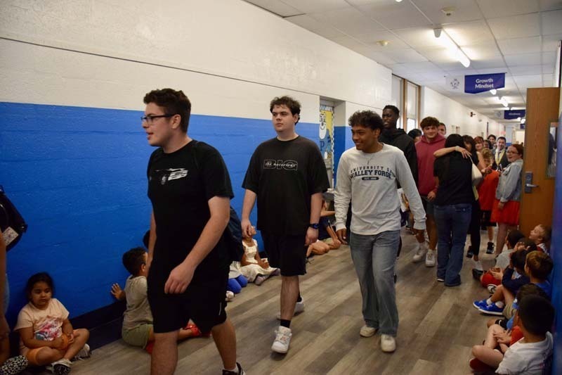 Seniors walkng through halls.