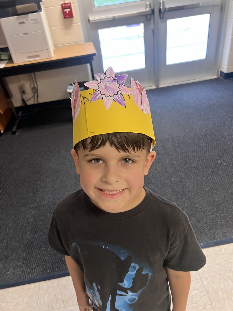 Student with yellow paper crown