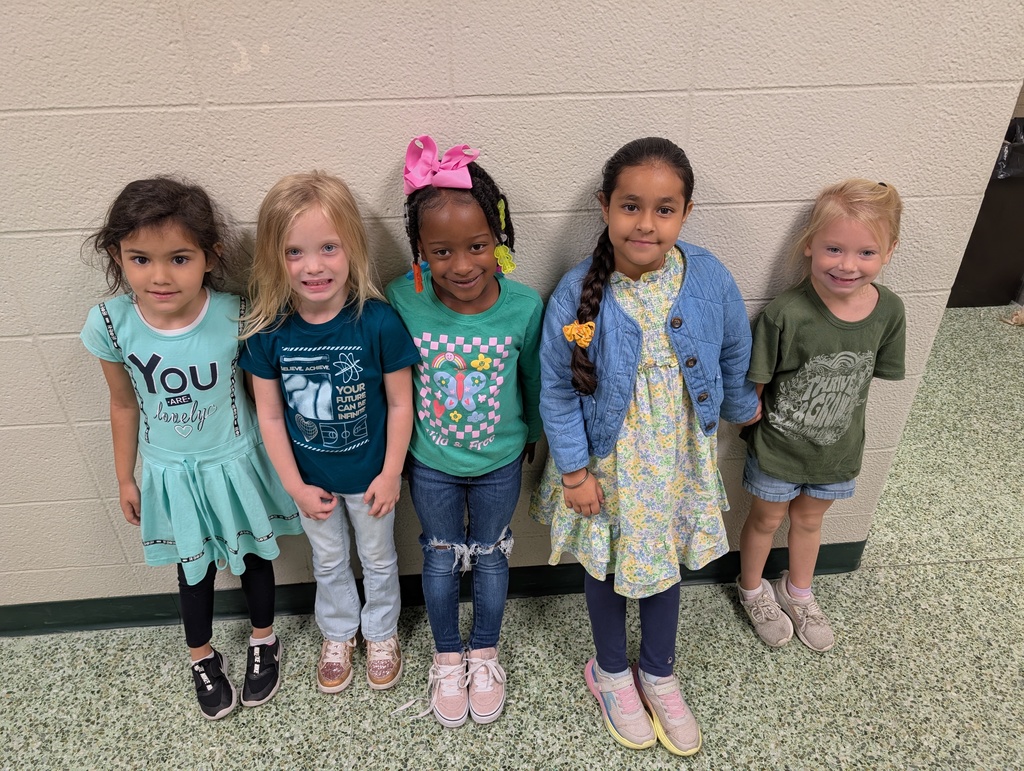 Students celebrating homecoming week with GREEN Homecoming Spirit!