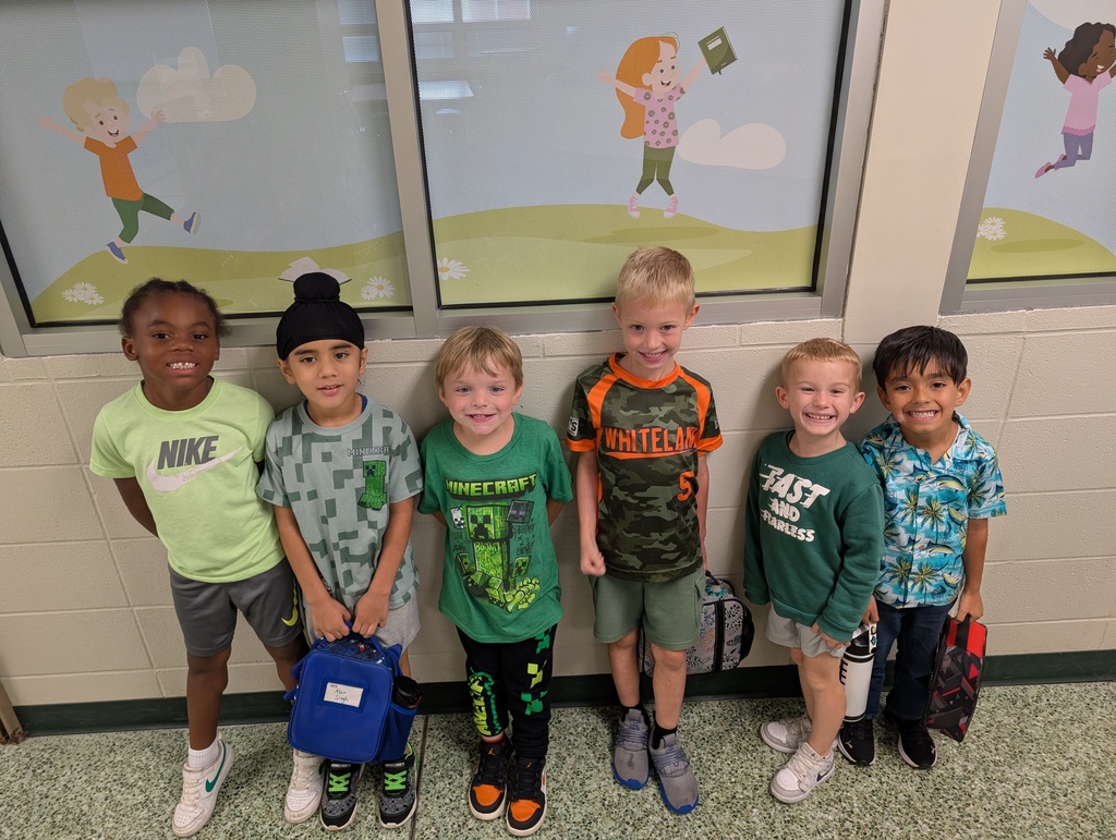 Students celebrating homecoming week with GREEN Homecoming Spirit!