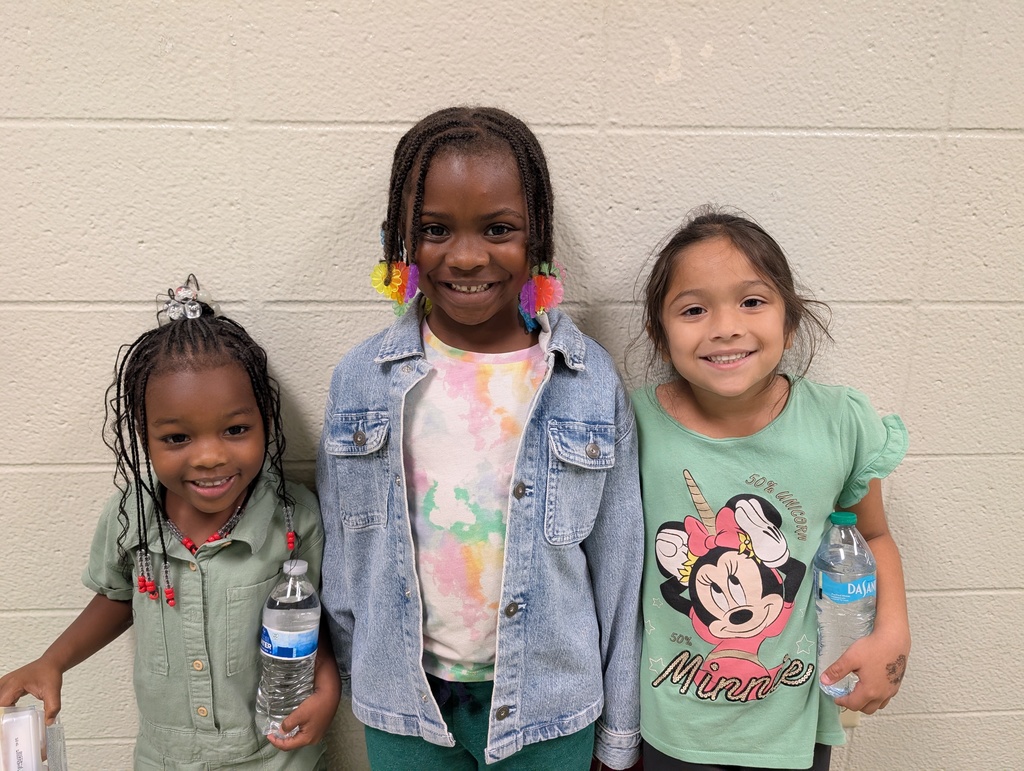 Students celebrating homecoming week with GREEN Homecoming Spirit!