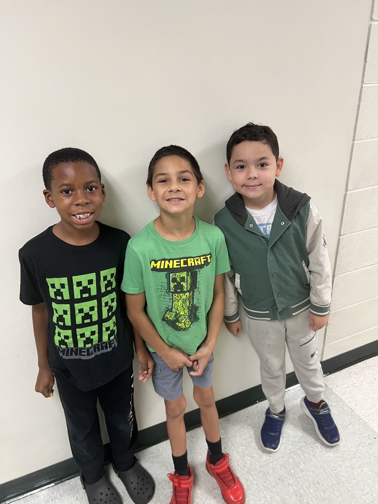 Students celebrating homecoming week with GREEN Homecoming Spirit!