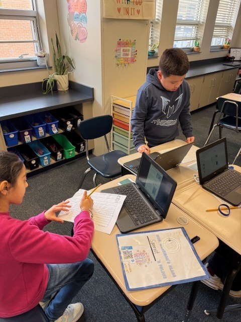 Mrs. Hoffman's 3rd grade students doing research