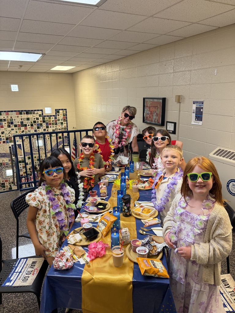 students eating with principal during lunch at the ritz