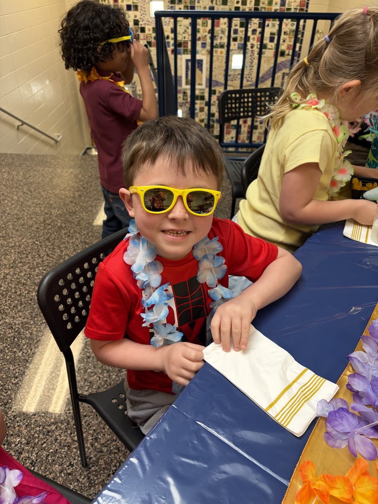 students eating with principal during lunch at the ritz