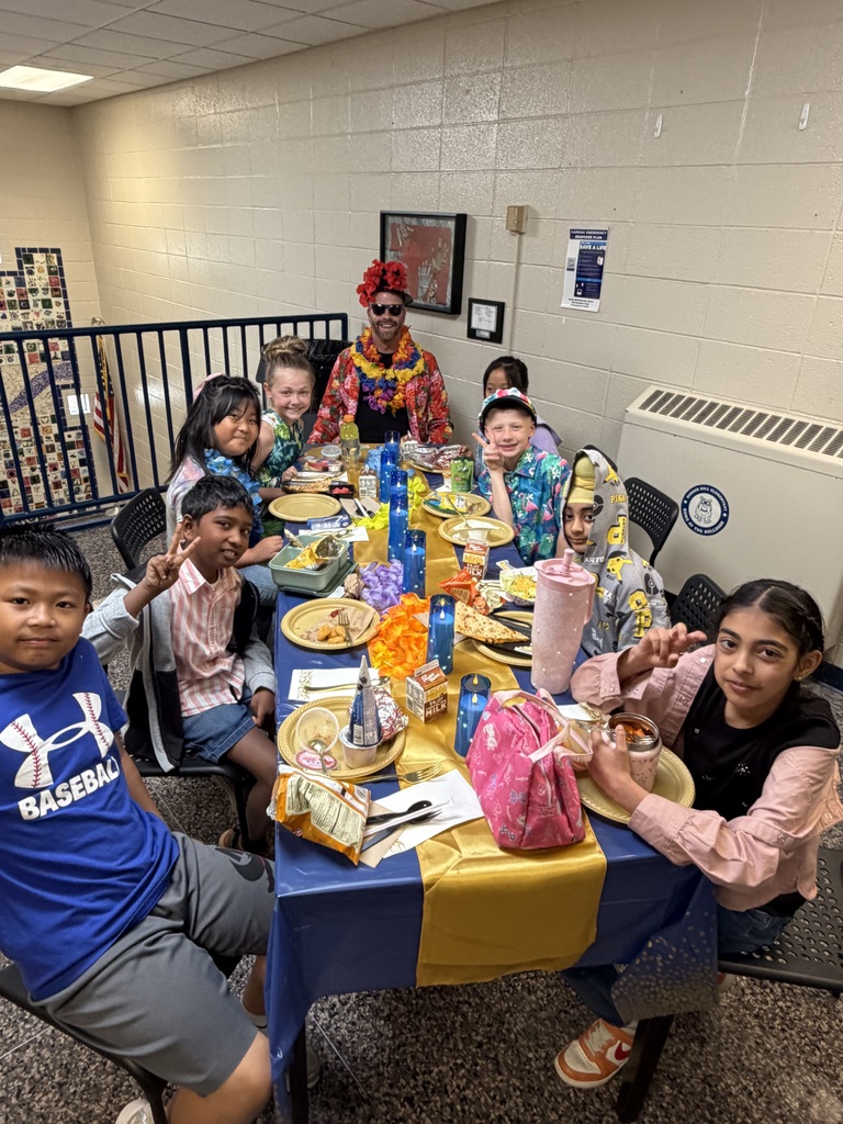 students eating with principal during lunch at the ritz