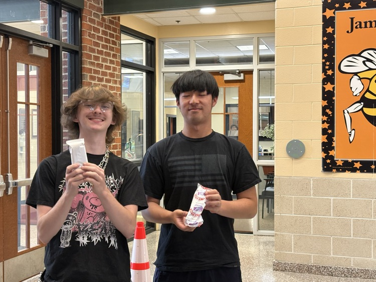 Seniors won our March Madness attendance competition! Class of 2026 got to eat ice cream during their lunch wave and spin the wheel for prizes such as JM swag and gift cards!  Thank you AP Young for hosting this event and congrats seniors!🍦🍨🥇🏆