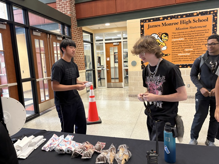 Seniors won our March Madness attendance competition! Class of 2026 got to eat ice cream during their lunch wave and spin the wheel for prizes such as JM swag and gift cards!  Thank you AP Young for hosting this event and congrats seniors!🍦🍨🥇🏆