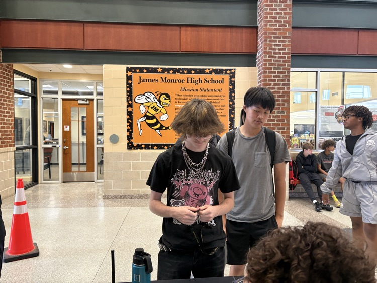 Seniors won our March Madness attendance competition! Class of 2026 got to eat ice cream during their lunch wave and spin the wheel for prizes such as JM swag and gift cards!  Thank you AP Young for hosting this event and congrats seniors!🍦🍨🥇🏆