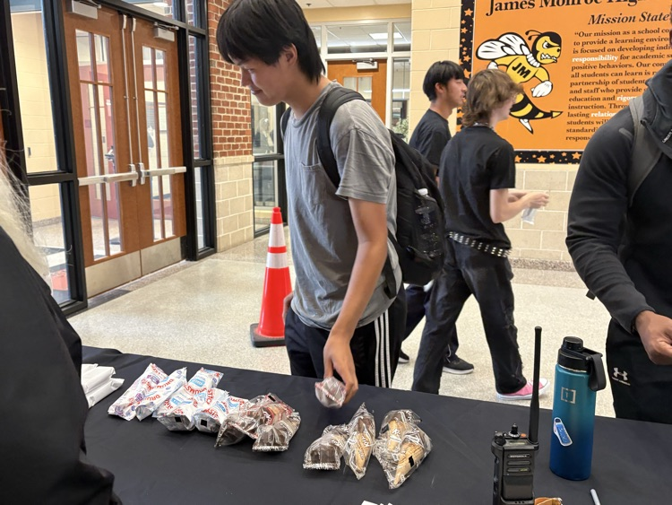 Seniors won our March Madness attendance competition! Class of 2026 got to eat ice cream during their lunch wave and spin the wheel for prizes such as JM swag and gift cards!  Thank you AP Young for hosting this event and congrats seniors!🍦🍨🥇🏆