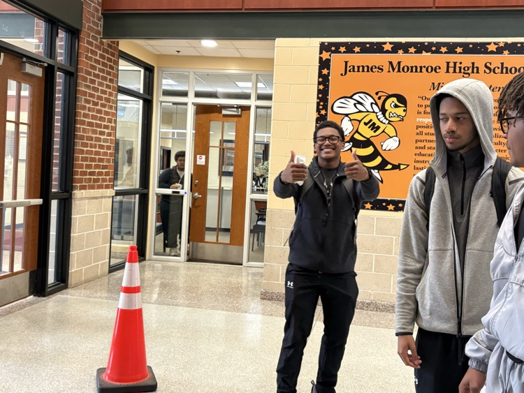 Seniors won our March Madness attendance competition! Class of 2026 got to eat ice cream during their lunch wave and spin the wheel for prizes such as JM swag and gift cards!  Thank you AP Young for hosting this event and congrats seniors!🍦🍨🥇🏆