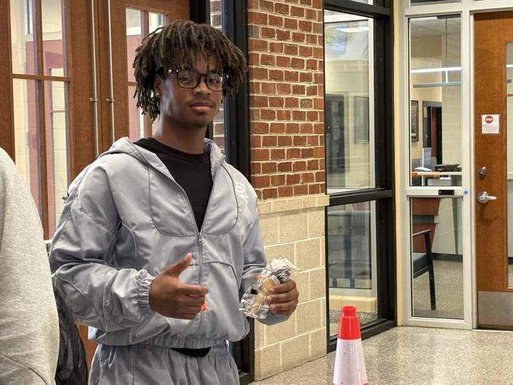 Seniors won our March Madness attendance competition! Class of 2026 got to eat ice cream during their lunch wave and spin the wheel for prizes such as JM swag and gift cards!  Thank you AP Young for hosting this event and congrats seniors!🍦🍨🥇🏆