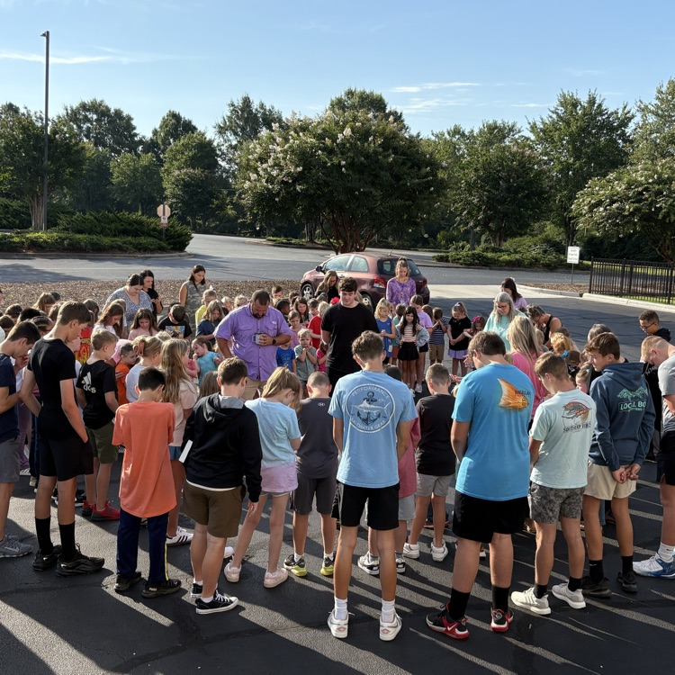 children praying in a circle