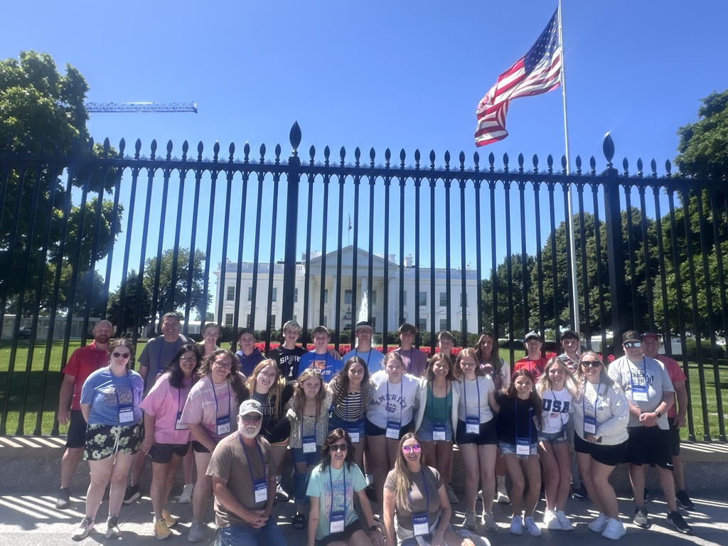 Students posing in front of the White House