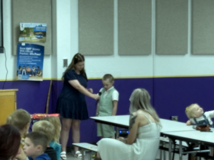 student receiving award 