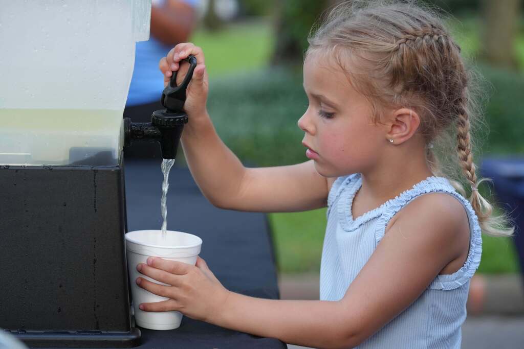 girl getting lemonade 