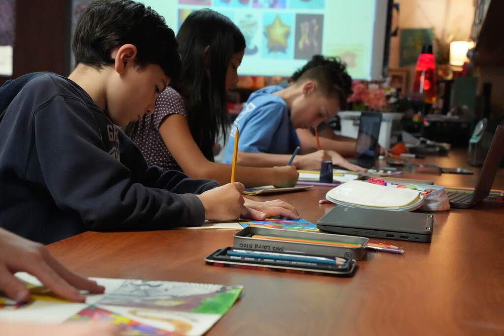 art students drawing 