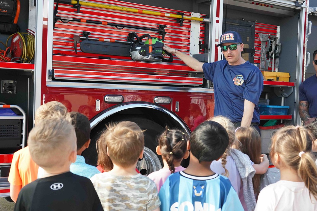 firefighter showing kids 