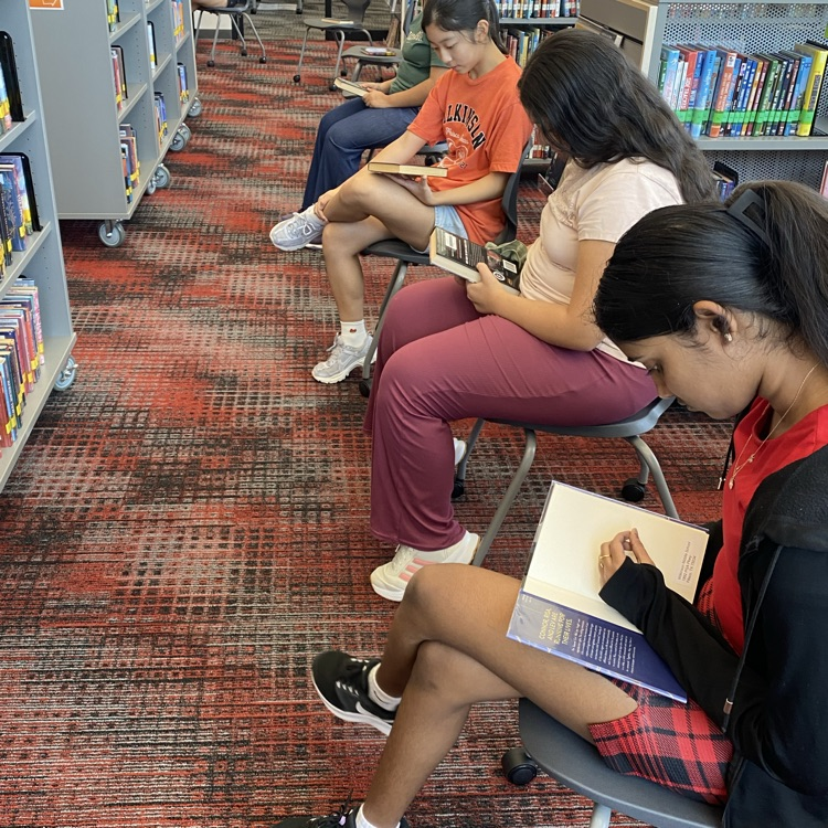 7th and 8th grade students visited the library to find new books by playing musical chairs. 