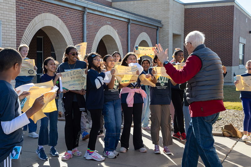 Hunt students hold signs welcoming seniors.