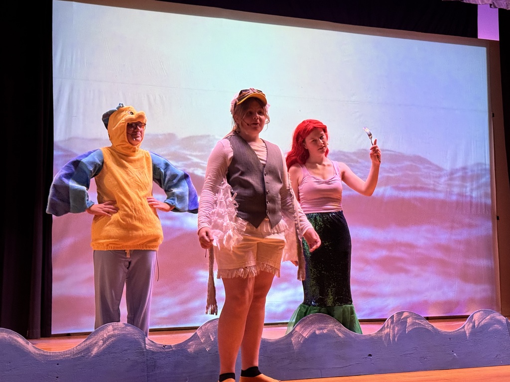 Flounder, Scuttle, and Ariel inspect the dinglehopper