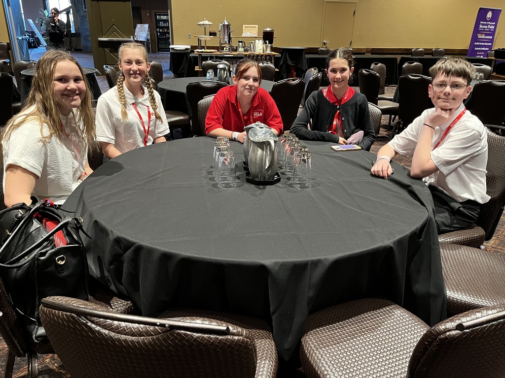 Students sitting down for dinner at the FCCLA State Leadership Conference.