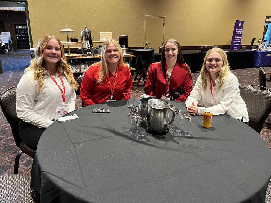 Students sitting down for dinner at the FCCLA State Leadership Conference.