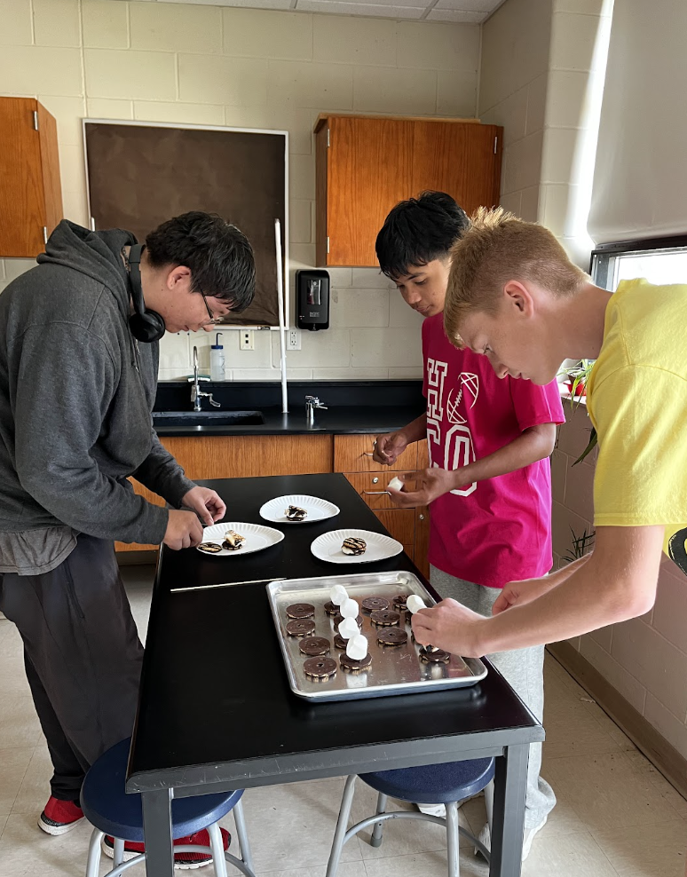 A group assembles their s'mores.