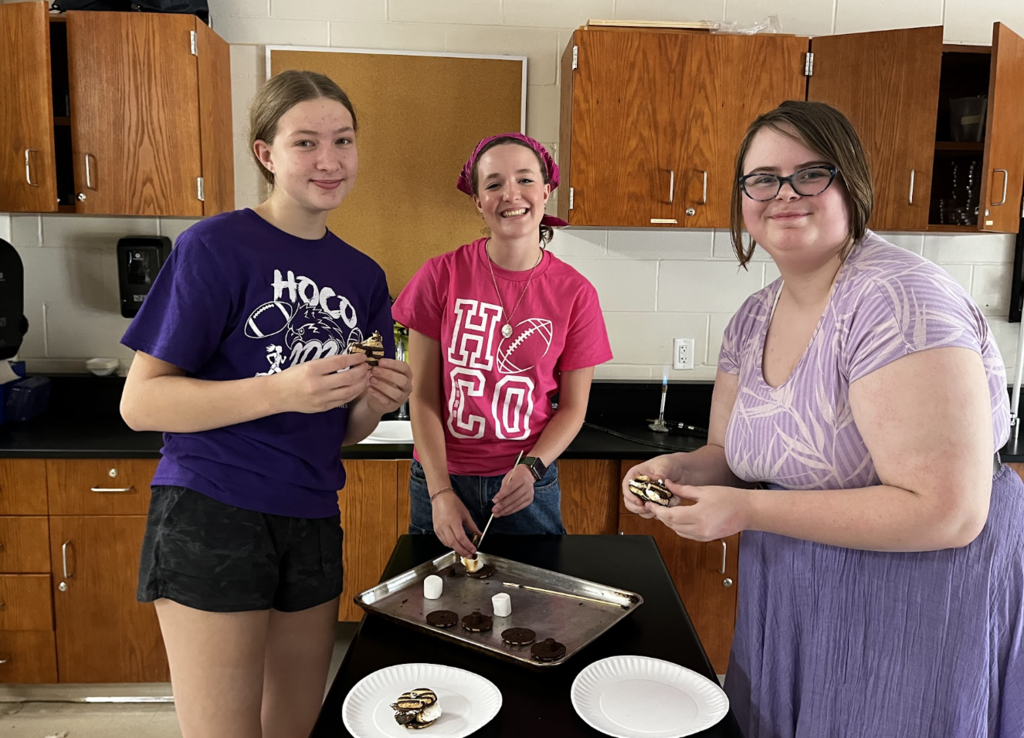 A group assembles their s'mores.