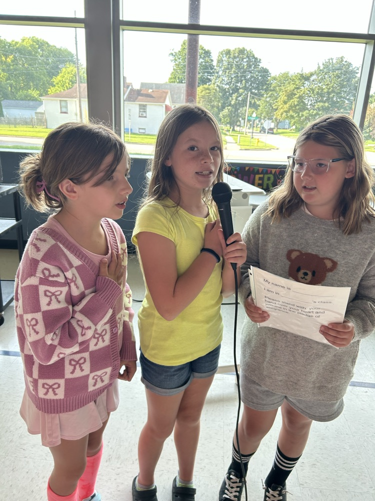 students saying the pledge