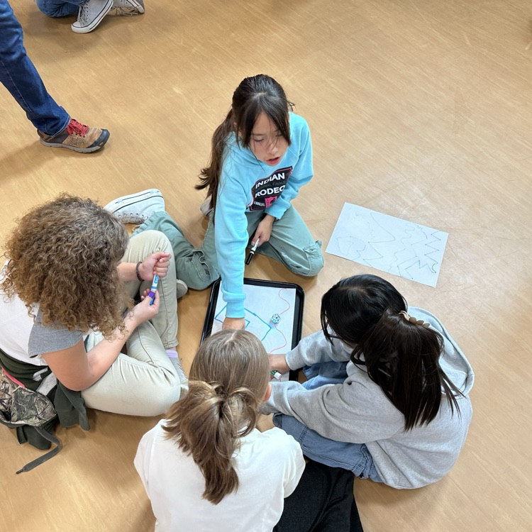 4 female students drawing for a mini robot