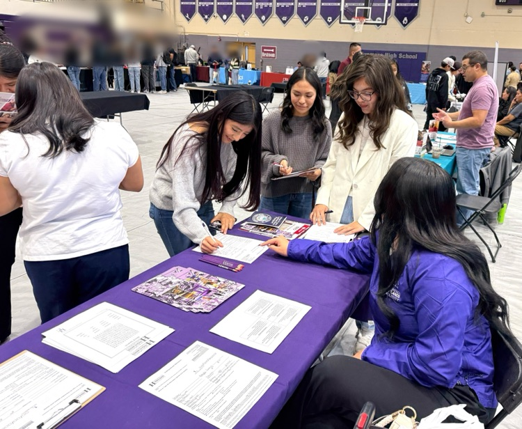 Seniors leaning about colleges