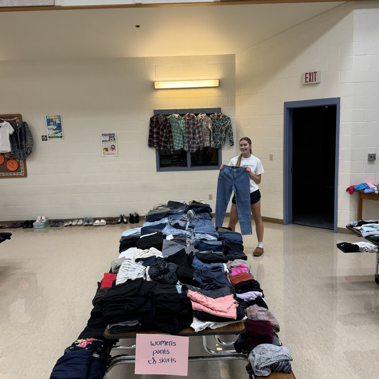 Jeans, jorts, skorts, and capris by the bunches.