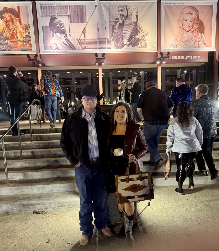 Lori Hoppe stands with her husband in front of the Country Music Hall of Fame.