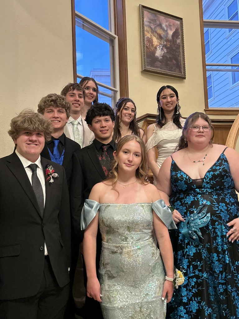 Nine juniors from Gardiner HS smiling in nice clothing