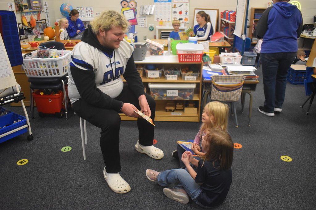 Seniors reading to Kindergarteners