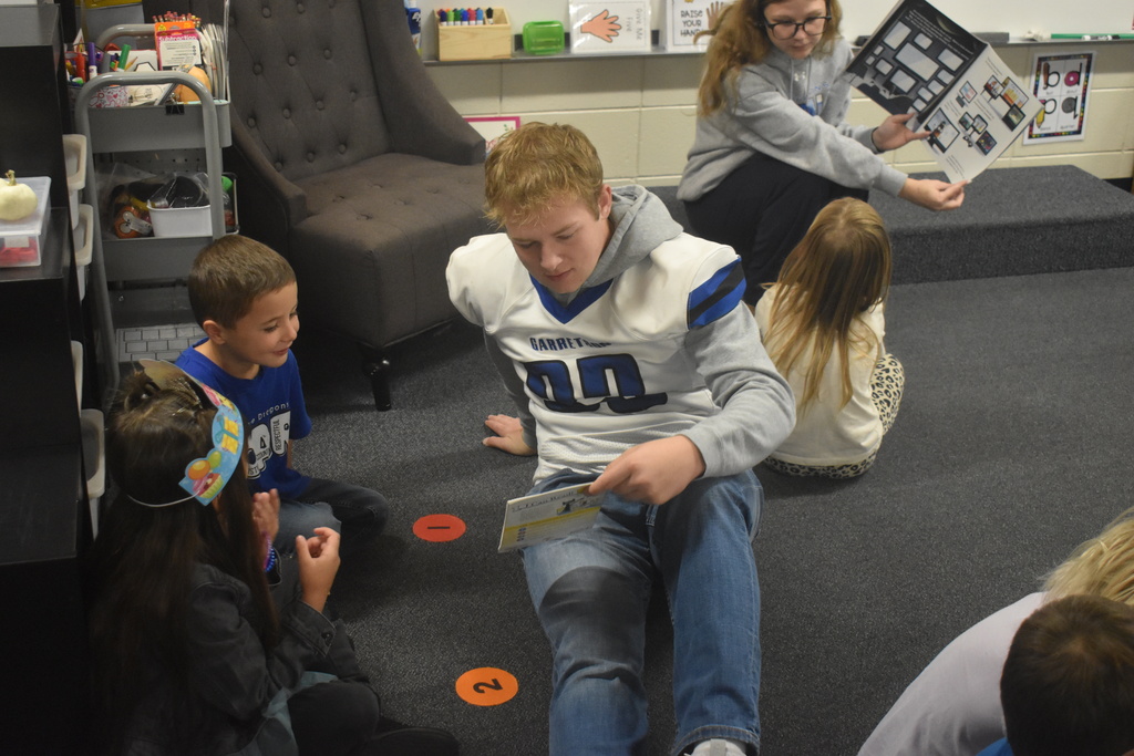 Seniors reading to Kindergarteners